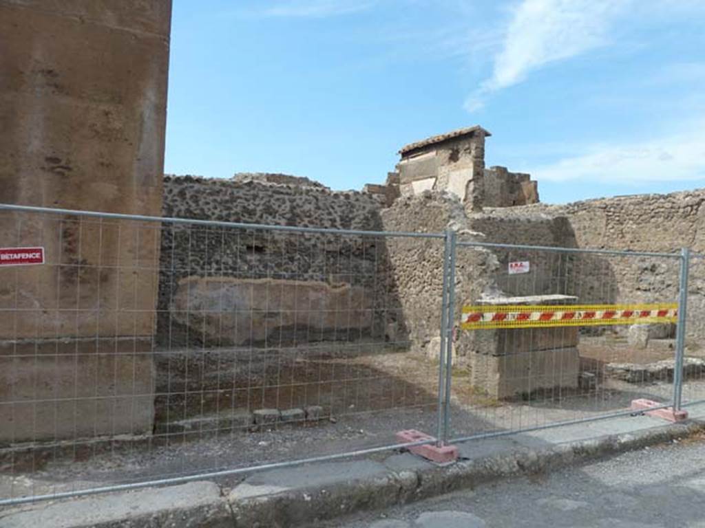 VIII.5.33 Pompeii. September 2015. Looking towards entrance doorway on west side of Via dei Teatri.