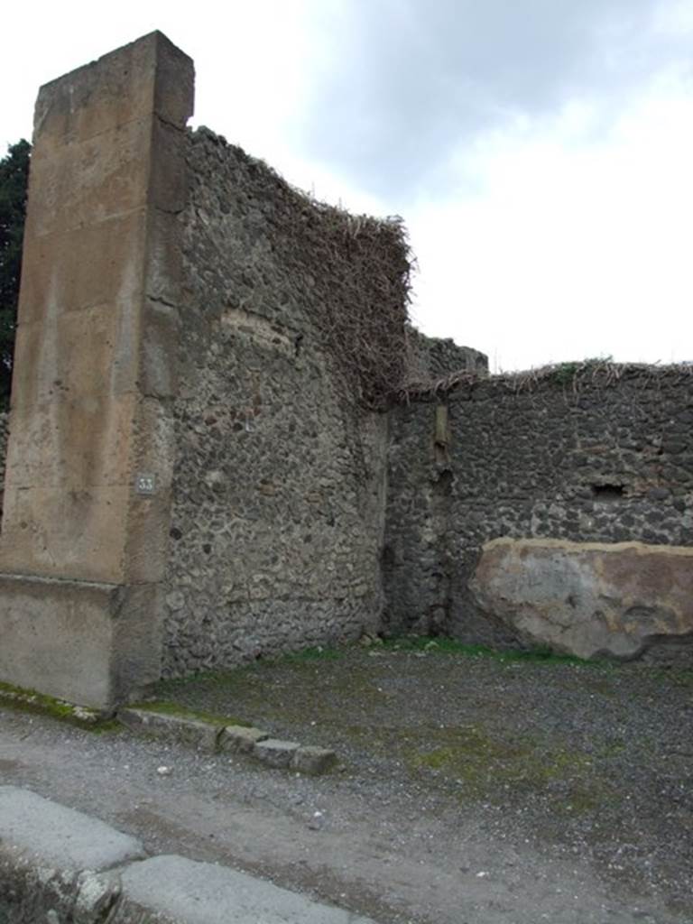 VIII.5.33 Pompeii. Shop. December 2007. South wall.
