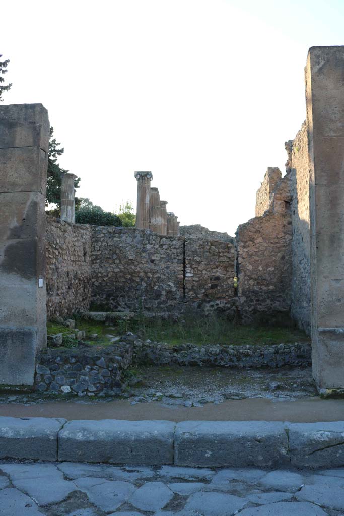 VIII.5.34, Pompeii. December 2018.
Looking west to entrance doorway. Photo courtesy of Aude Durand.
