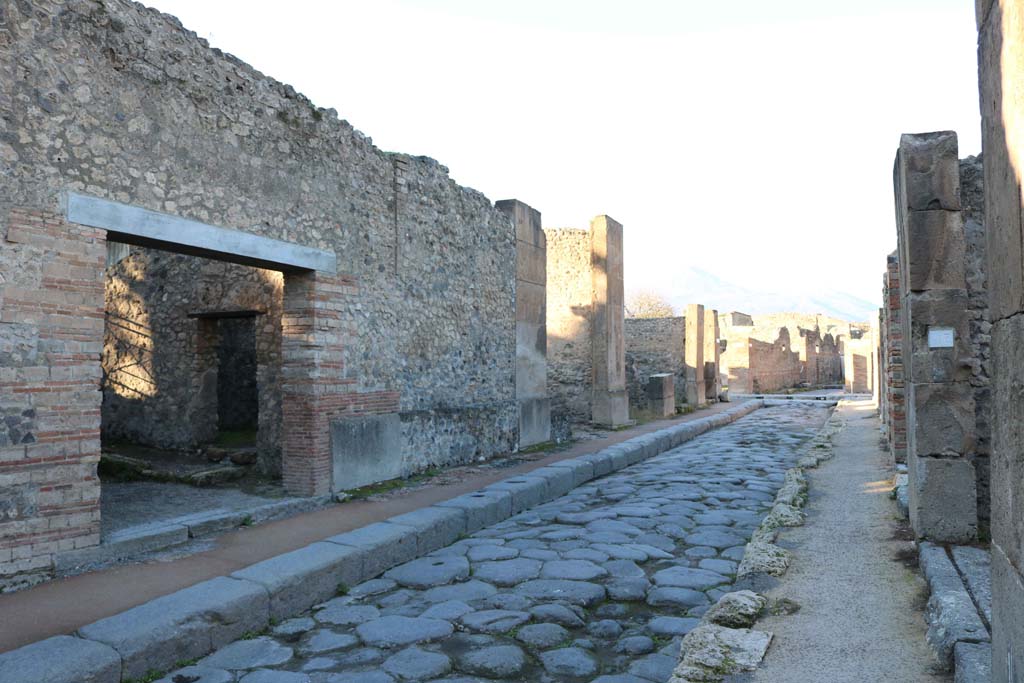 Via dei Teatri, Pompeii. December 2018.
Looking north towards junction with Via dell’Abbondanza between VIII.5.35, on left, and VIII.4, on right. Photo courtesy of Aude Durand.