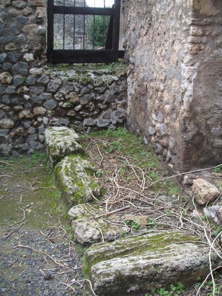 VIII.5.35 Pompeii. December 2004. North side of shop, with window (or door) to peristyle of VIII.5.28.