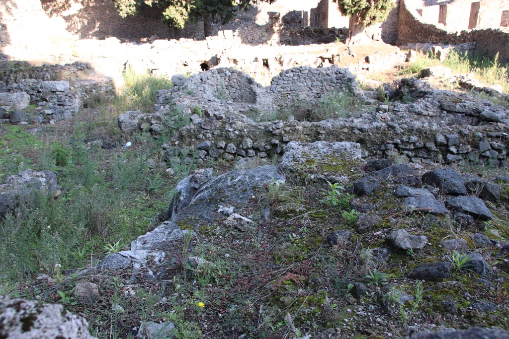 VIII.5.36 Pompeii. October 2022. Looking north from Vicolo delle Pareti Rosse. Photo courtesy of Klaus Heese. 



