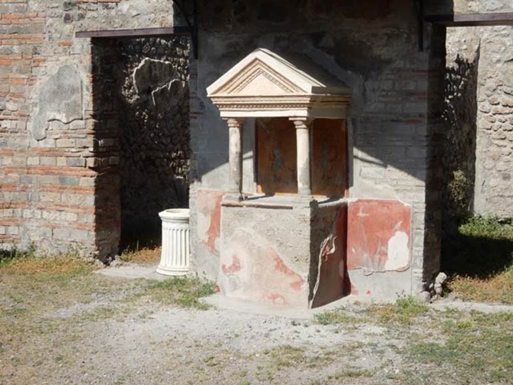 VIII.5.37 Pompeii. May 2017. Room 1, aedicula lararium in atrium, after restoration.
Photo courtesy of Buzz Ferebee.