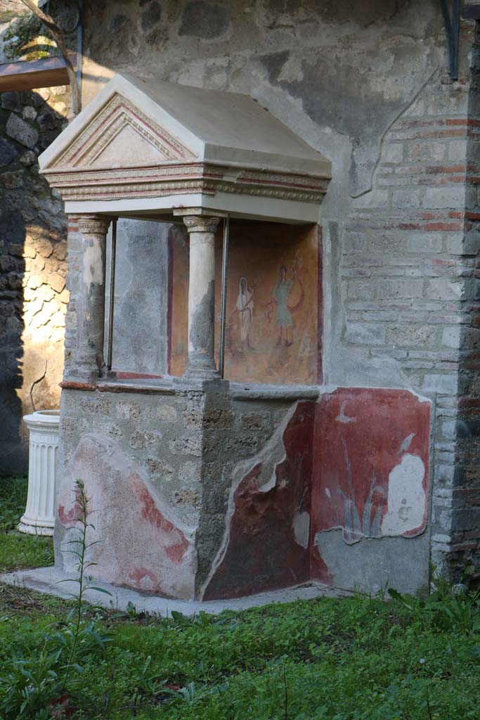 VIII.5.37 Pompeii. December 2018.
Room 1, lararium on east side of atrium. Photo courtesy of Aude Durand.