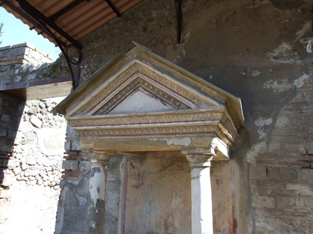 VIII.5.37 Pompeii. March 2009. Aedicula Lararium pediment.