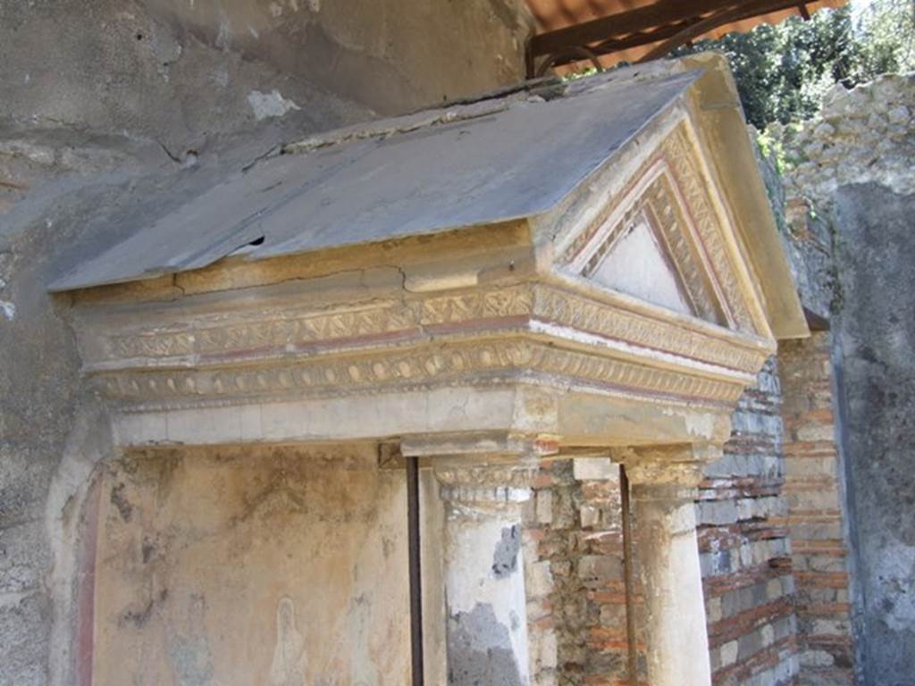 VIII.5.37 Pompeii. March 2009. Stucco decoration on Aedicula Lararium pediment.