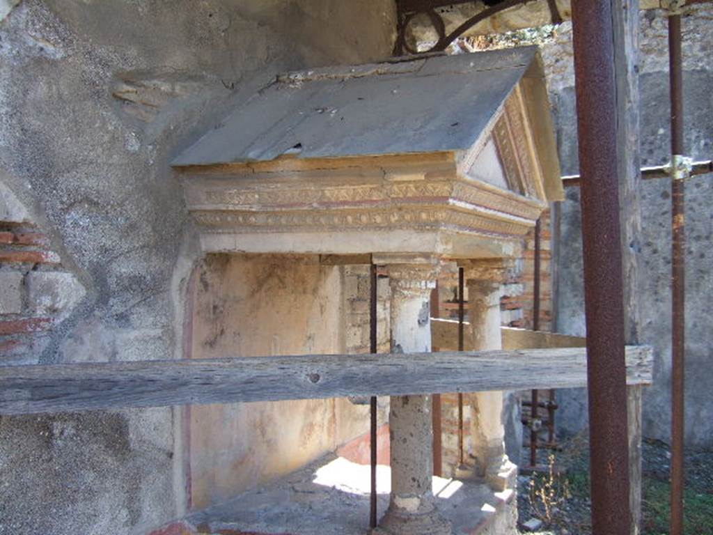 VIII.5.37 Pompeii. September 2005. North side of Lararium.