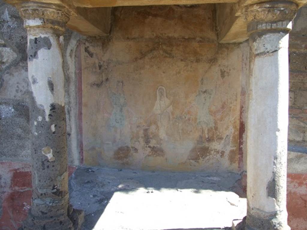 VIII.5.37 Pompeii. March 2009. Lararium painting. A Genius making an offering is flanked by two Lares. Above are two garlands. The two columns were decorated with a red and yellow marble effect. See Fröhlich, T., 1991. Lararien und Fassadenbilder in den Vesuvstädten. Mainz: von Zabern. (L96, T: 8,3).