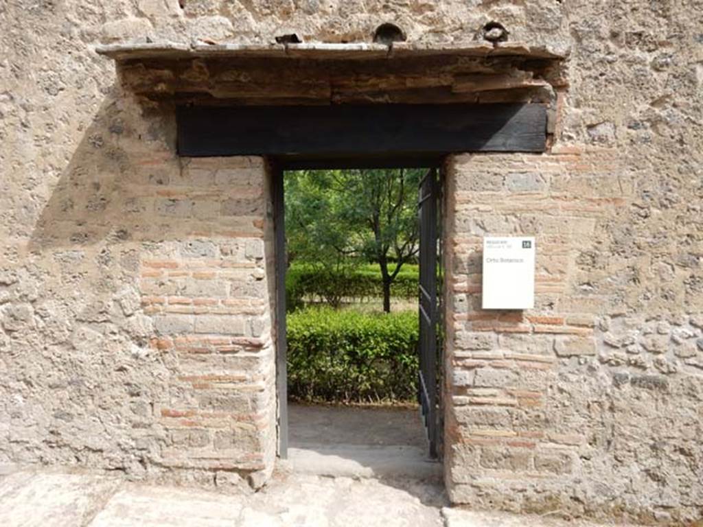 VIII.5.38 Pompeii. May 2017. Entrance to garden, or “Orto Botanico”. Photo courtesy of Buzz Ferebee.