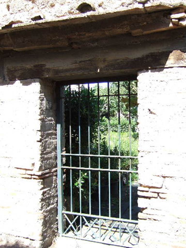 VIII.5.38 Pompeii. Garden entrance. September 2005.