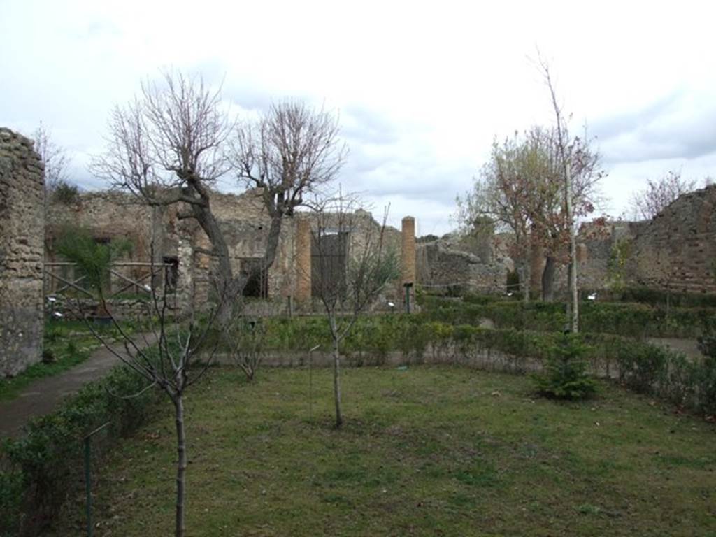 VIII.5.38 Pompeii. December 2007. Looking north towards other entrance at VIII.5.16.