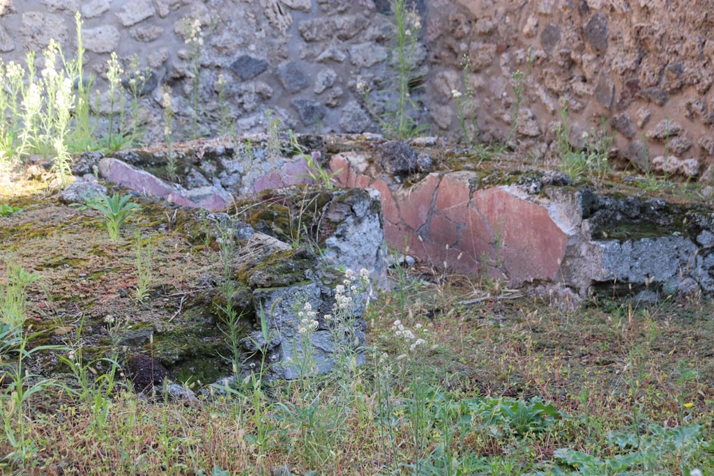 VIII.5.39 Pompeii. October 2022. Looking north-east across summer triclinium. Photo courtesy of Klaus Heese.