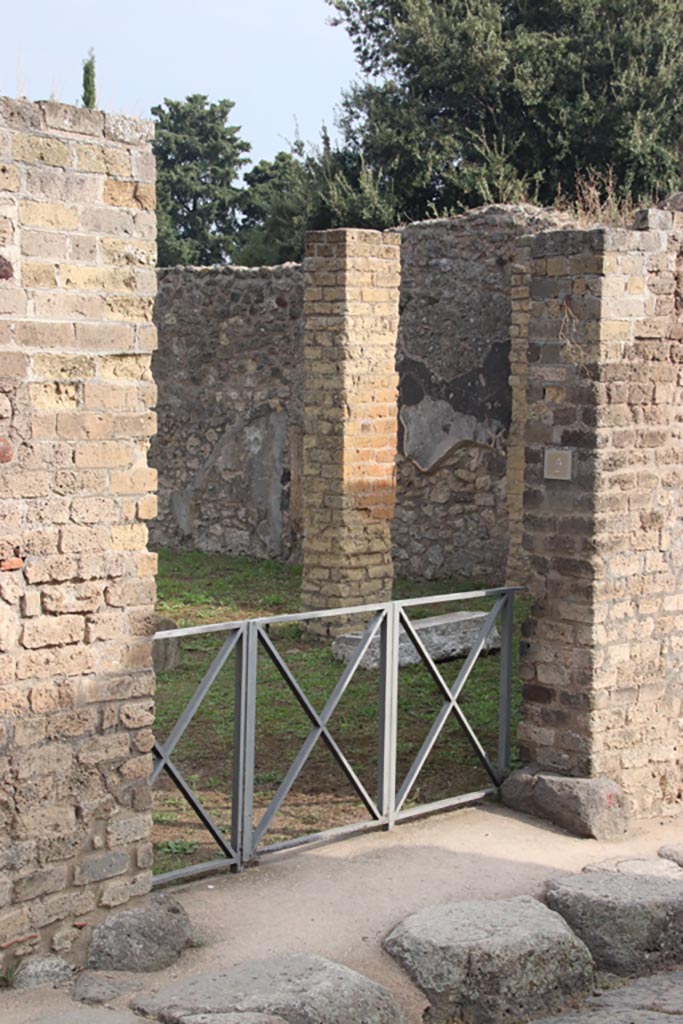 VIII.6.2 Pompeii. October 2023.
Looking east through entrance doorway. Photo courtesy of Klaus Heese.