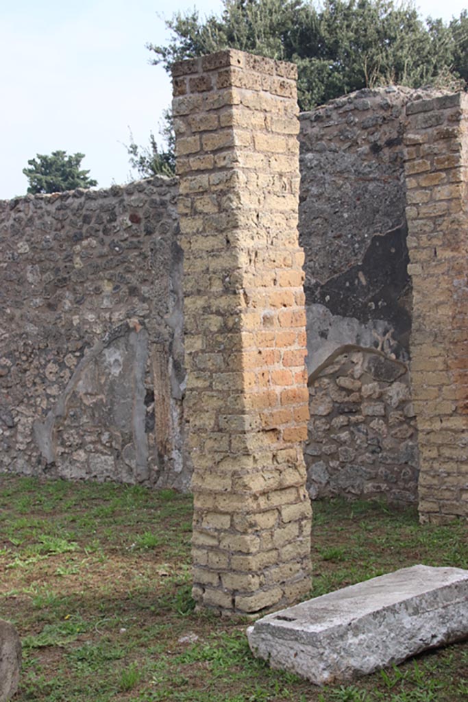 VIII.6.2 Pompeii. October 2023.
Pilasters, stone doorway threshold, and remaining stucco on east wall.
Photo courtesy of Klaus Heese.