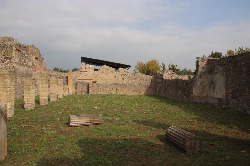 VIII.6.2 Pompeii. October 2023.
Looking north from entrance doorway, with tufa columns and brick pilasters of portico. Photo courtesy of Klaus Heese.