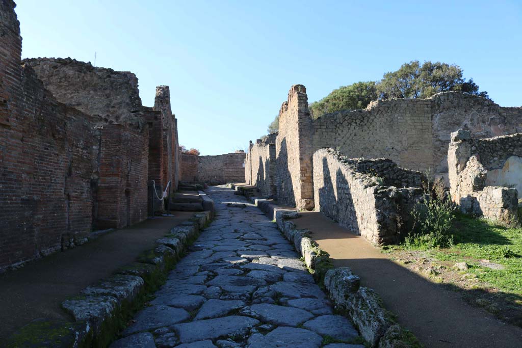 Via della Regina, Pompeii. December 2018.
Looking north between VIII.2, on left and VIII.6.3, on right. Photo courtesy of Aude Durand.