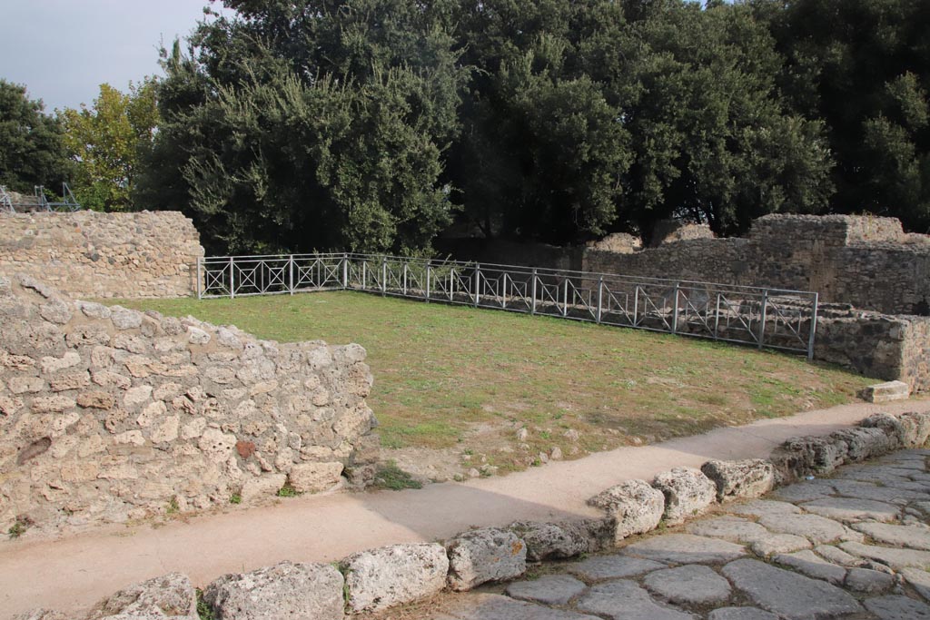 VIII.6.3 Pompeii. October 2023. Looking north-east from entrance doorway onto Via della Regina. Photo courtesy of Klaus Heese.
