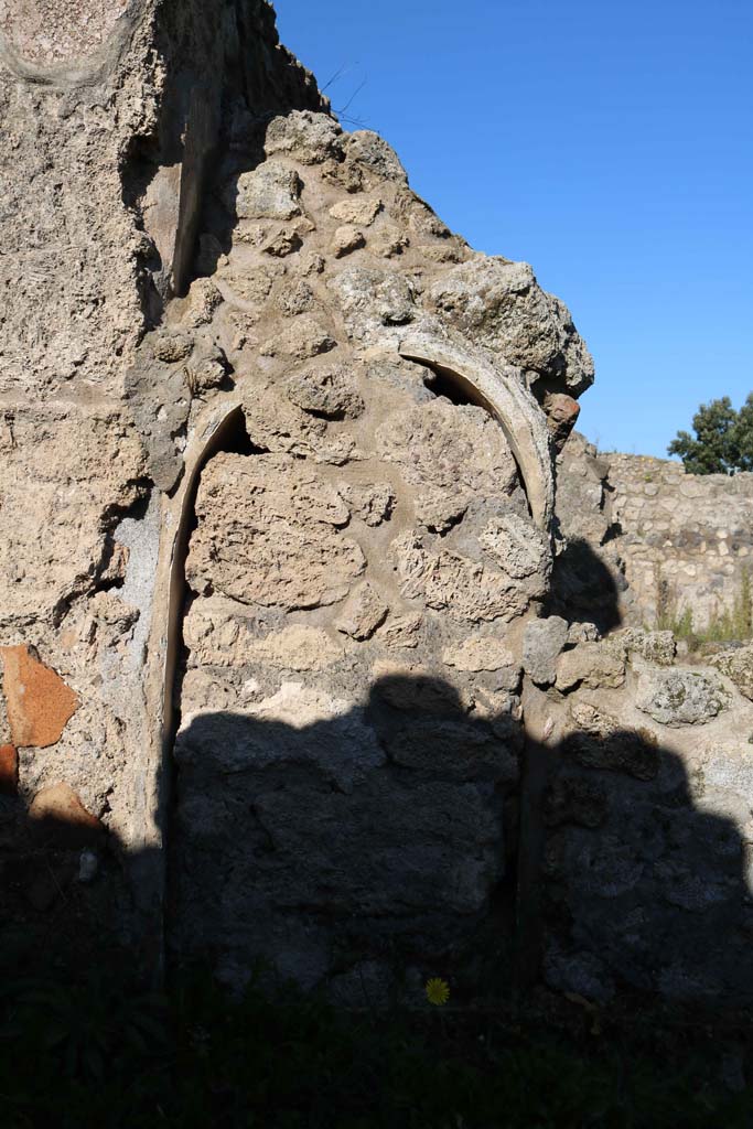 VIII.6.3, Pompeii. December 2018.
Remains on north wall of room with a podium, perhaps a shop, found near the roadway to the east of “room f”, on plan below.
Photo courtesy of Aude Durand.