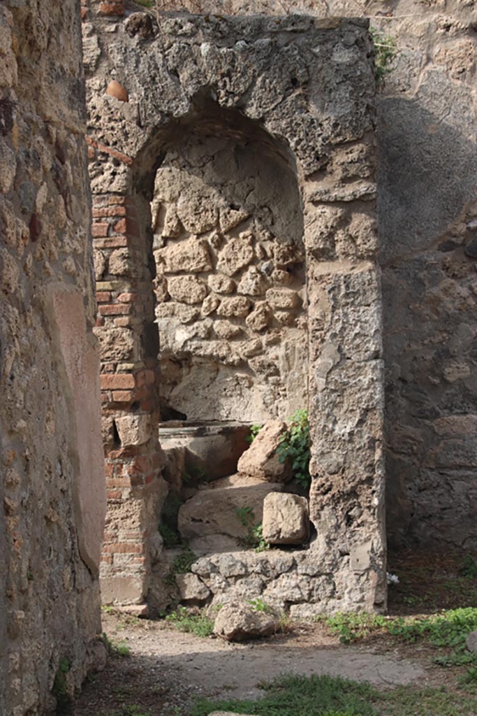 VIII.6.3 Pompeii. October 2023.
Structure (is this the well) against west wall of room (e). Photo courtesy of Klaus Heese.