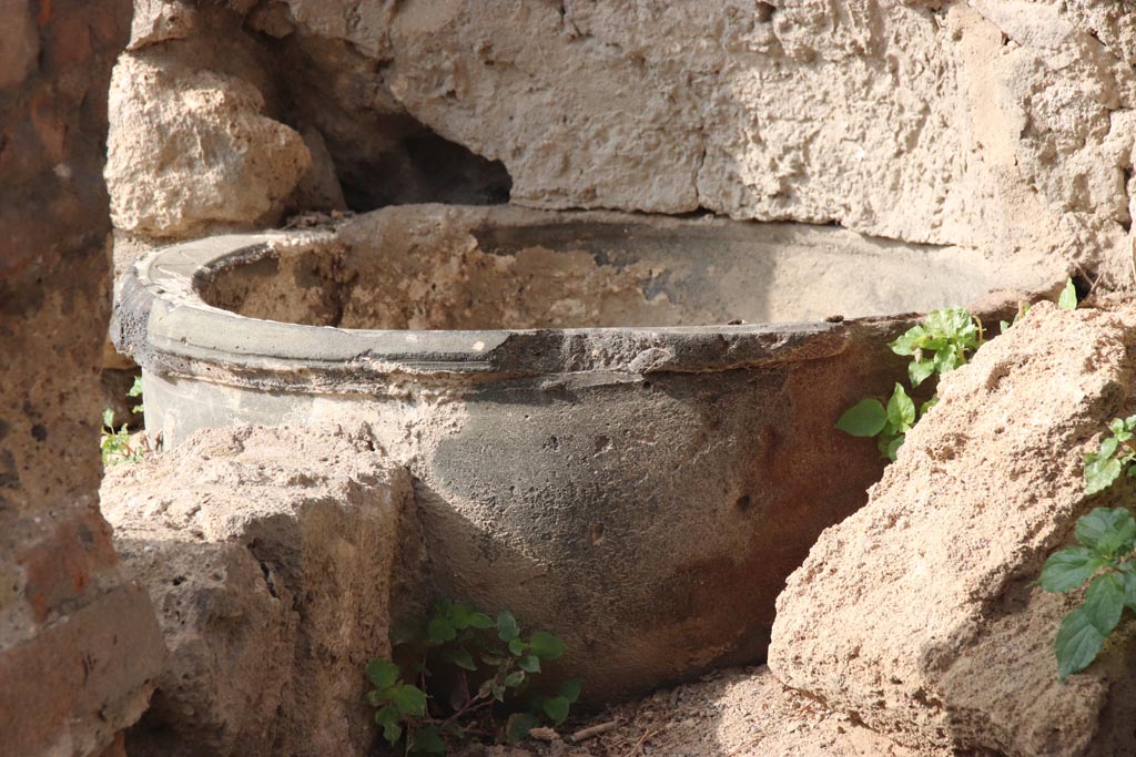 VIII.6.3 Pompeii. October 2023. Detail of pot/vase on top of well ? Photo courtesy of Klaus Heese.