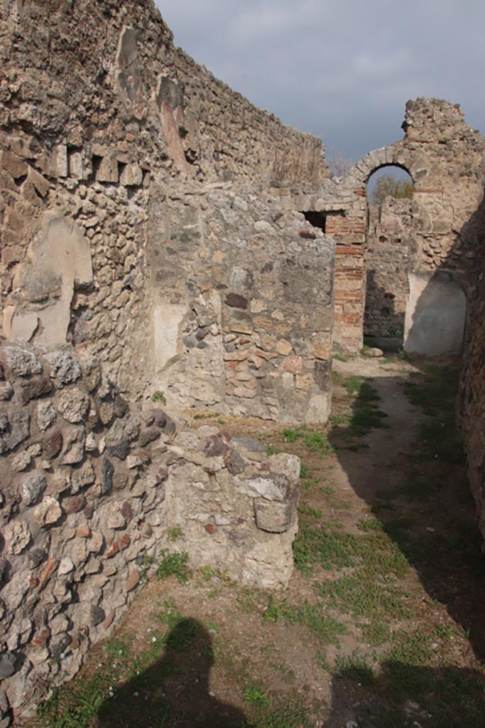 VIII.6.3 Pompeii. October 2023.
Looking north from room (b) towards rooms (d) and (e).Photo courtesy of Klaus Heese.