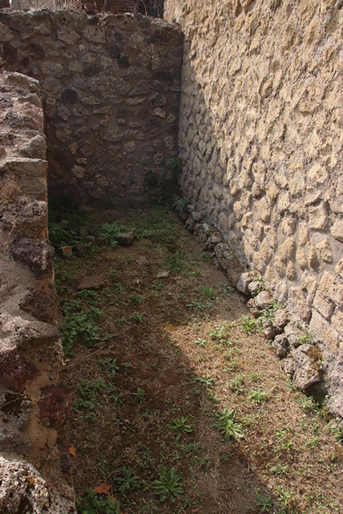 VIII.6.3 Pompeii. October 2023.
Looking south from room (b) into room (c). Photo courtesy of Klaus Heese.