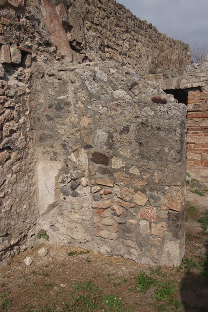 VIII.6.3 Pompeii. October 2023.
Room (b), detail from north-west corner and north wall. Photo courtesy of Klaus Heese.
