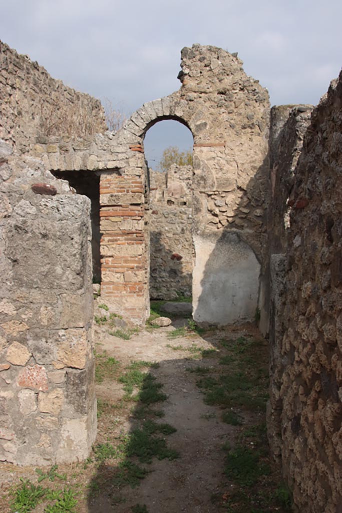VIII.6.3 Pompeii. October 2023.
Room (b), looking north through doorway into room (d). Photo courtesy of Klaus Heese.