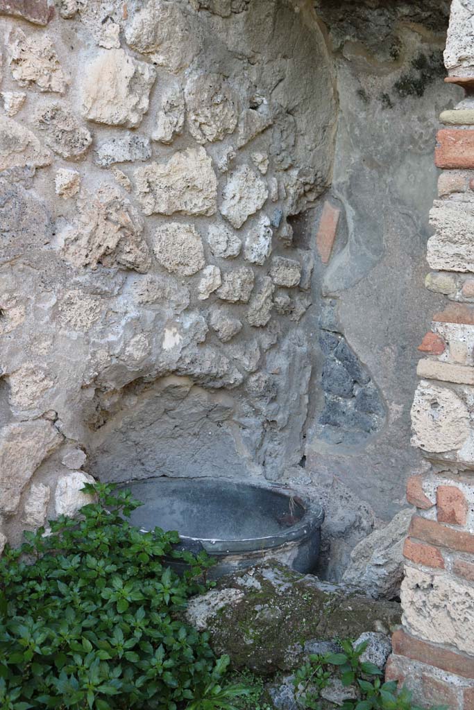 VIII.6.3, Pompeii. December 2018.
Is this the well, as mentioned on page 136, above. Photo courtesy of Aude Durand.
See Bullettino dell’Instituto di Corrispondenza Archeologica (DAIR), 1884, p.136.
