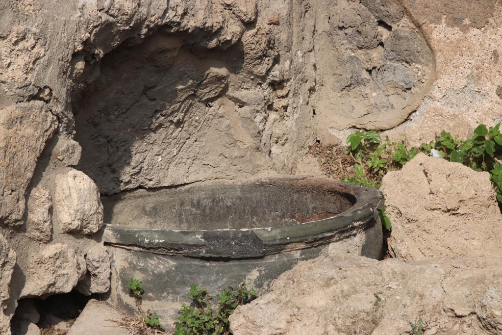 VIII.6.3 Pompeii. October 2023. Detail of pot/vase on top of well ? Looking north. Photo courtesy of Klaus Heese.