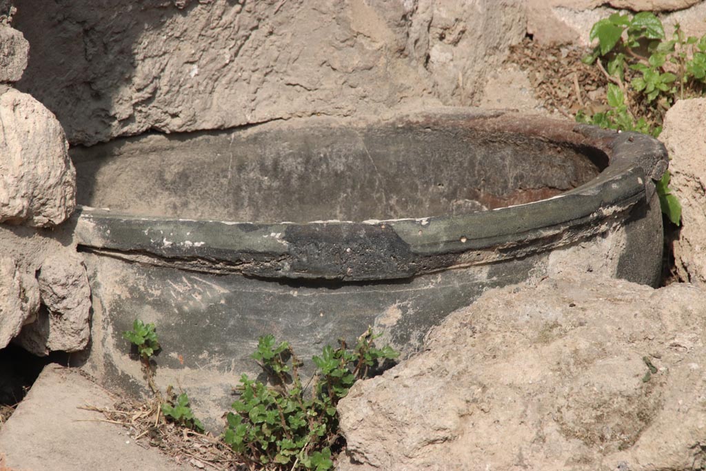 VIII.6.3 Pompeii. October 2023. Detail of pot/vase on top of well ? Looking north. Photo courtesy of Klaus Heese.