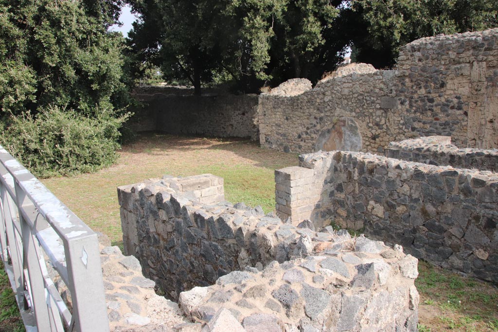 VIII.6.4 Pompeii. October 2023.
Looking north-east towards triclinium on west side of entrance corridor, on right. Photo courtesy of Klaus Heese.