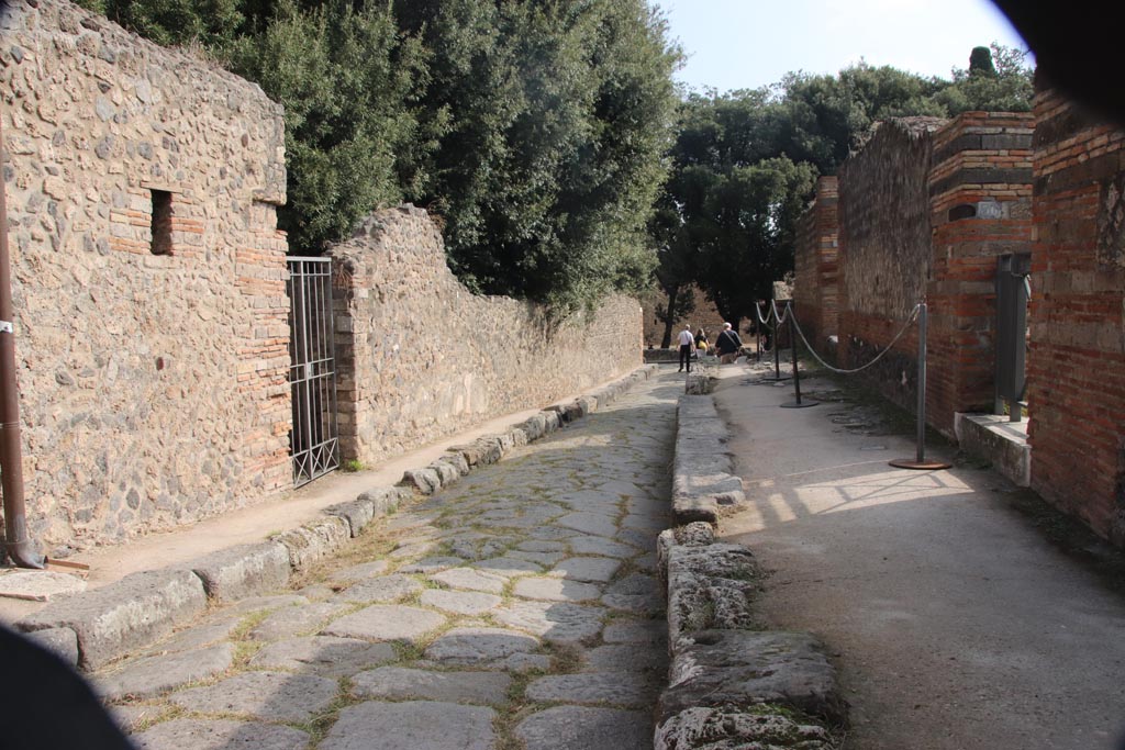 VIII.6.5 Pompeii, on left. October 2023. Via della Regina looking east. VIII.2, on right.
Photo courtesy of Klaus Heese.
