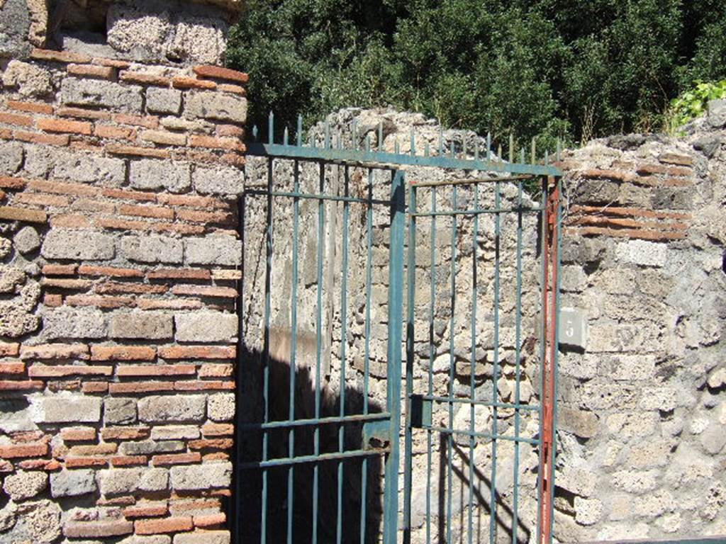 VIII.6.5 Pompeii. September 2005. Entrance.
According to PPM, this doorway is numbered as VIII.6.4.
See Pompei: Pitture e Mosaici, Vol. VIII parte 1, Roma: Istituto della enciclopedia italiana, (p.687).
On the right (east) of the entrance corridor is a narrow room, now blocked off, which was probably a narrow room with the stairs to the upper floor. On the left (west) of the entrance corridor is a doorway to a small room.
The narrow vestibule/entrance corridor leads to the atrium.