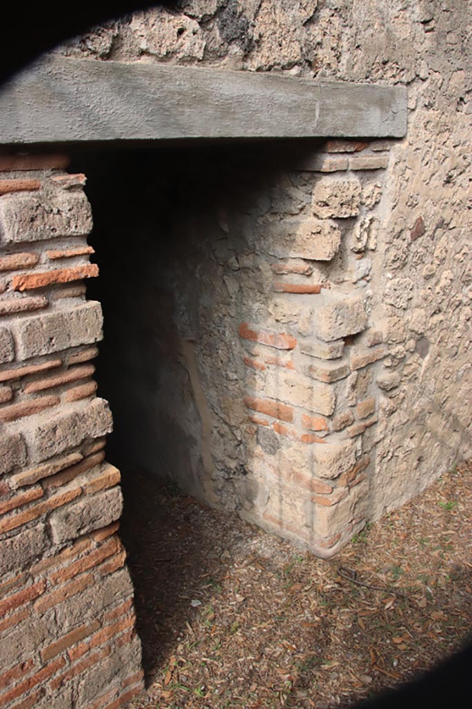 VIII.6.5 Pompeii. October 2023.
Doorway to small room on west side of entrance corridor. Photo courtesy of Klaus Heese.