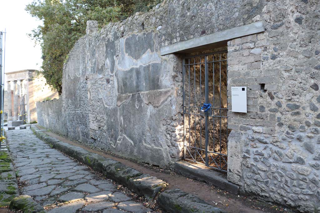 VIII.6.6, Pompeii. December 2018.
Looking east on Vicolo delle Pareti Rosse towards entrance doorway. Photo courtesy of Aude Durand.
