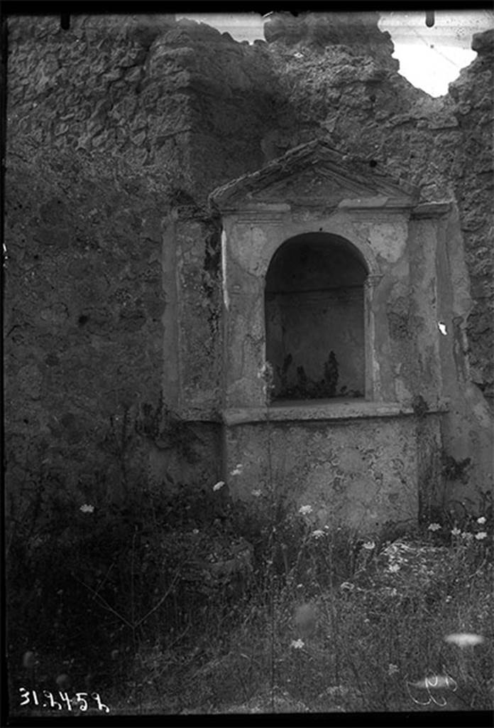 VIII.6.6 Pompeii. 1931. Niche in south-west corner.
DAIR 31.2452. Photo © Deutsches Archäologisches Institut, Abteilung Rom, Arkiv.
See Boyce G. K., 1937. Corpus of the Lararia of Pompeii. Rome: MAAR 14. (p.78, No.374, Pl.33,1)