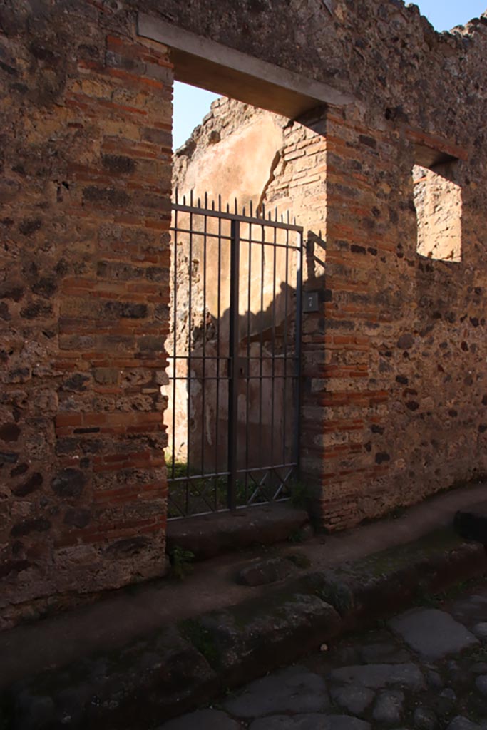 VIII.6.7 Pompeii. October 2022.
Looking south-west towards entrance doorway. Photo courtesy of Klaus Heese.