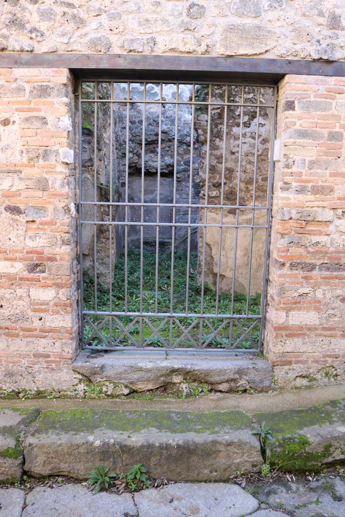 VIII.6.8, Pompeii. December 2018.
Looking south through entrance doorway. Photo courtesy of Aude Durand.