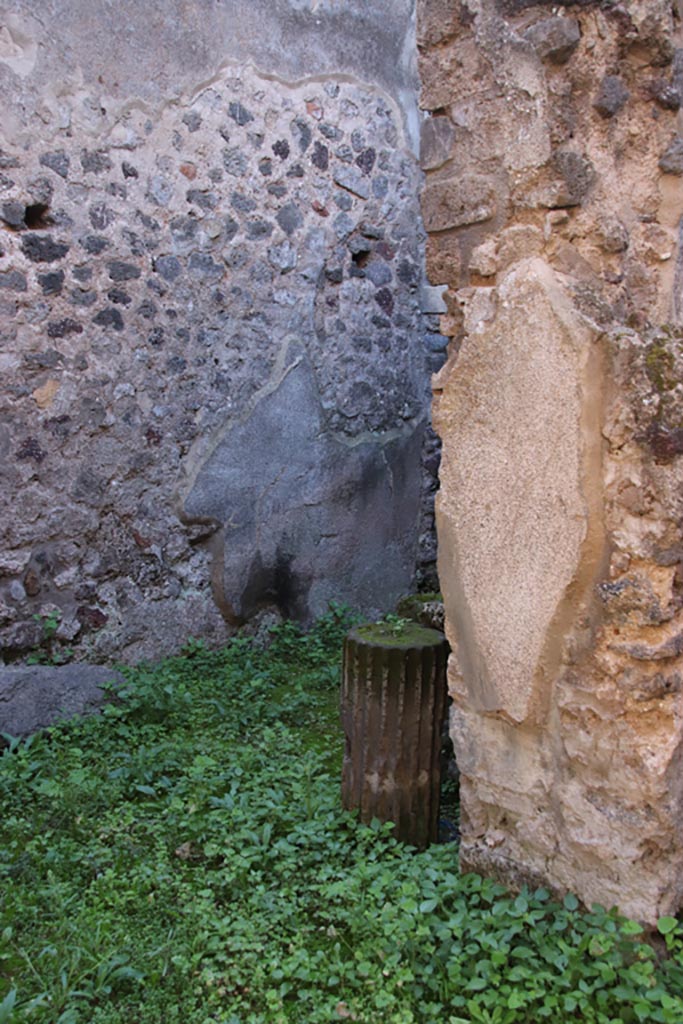VIII.6.8 Pompeii. October 2022.
Looking south-east towards pilaster on east side of doorway to small room opposite entrance doorway.
Photo courtesy of Klaus Heese.