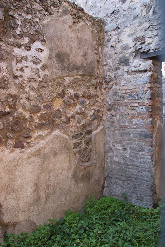 VIII.6.8 Pompeii. October 2022.
Looking south-west along wall on west side of doorway to small room opposite entrance doorway.
On the right is a doorway leading into VIII.6.9. Photo courtesy of Klaus Heese.