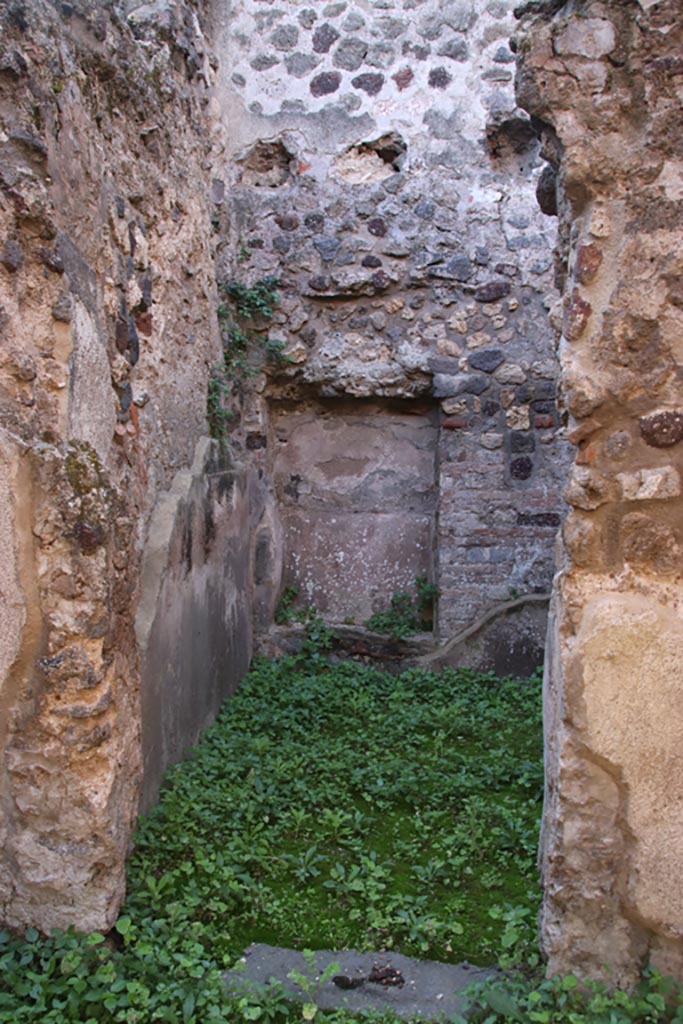 VIII.6.8 Pompeii. October 2022.
Looking through doorway at recess in south wall of room opposite the entrance doorway.
Photo courtesy of Klaus Heese.