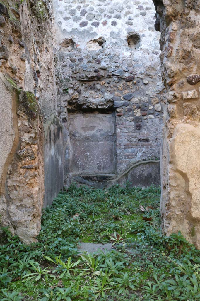 VIII.6.8 Pompeii. December 2018.
Looking through doorway at recess in south wall of room opposite the entrance doorway.
Photo courtesy of Aude Durand.