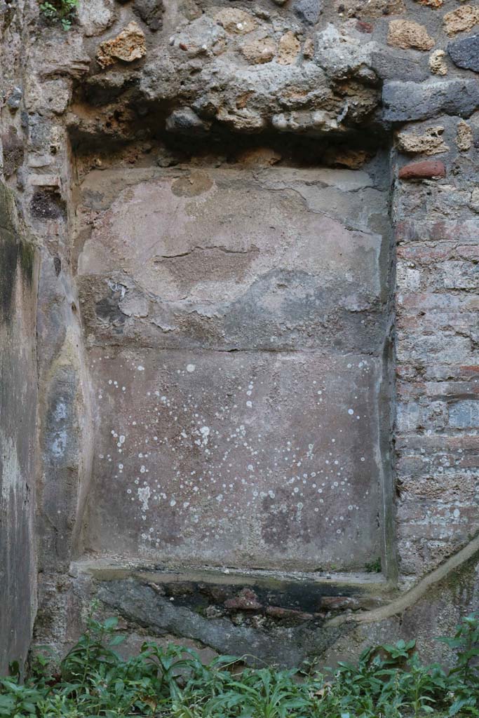 VIII.6.8, Pompeii. December 2018. Detail of recess in south wall. Photo courtesy of Aude Durand.