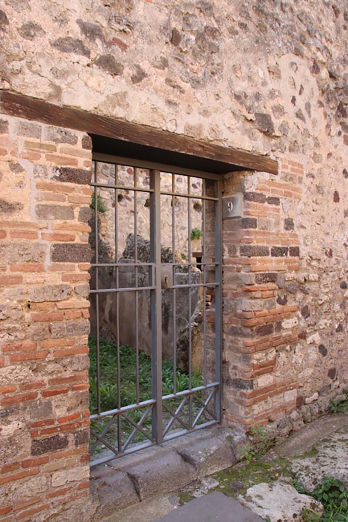VIII.6.9 Pompeii. October 2022. Entrance doorway. Photo courtesy of Klaus Heese.