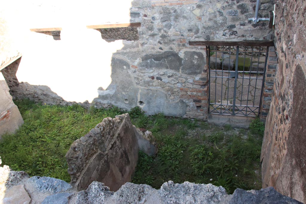 VIII.6.9 Pompeii. October 2022. Looking north towards entrance doorway, from above. Photo courtesy of Klaus Heese.