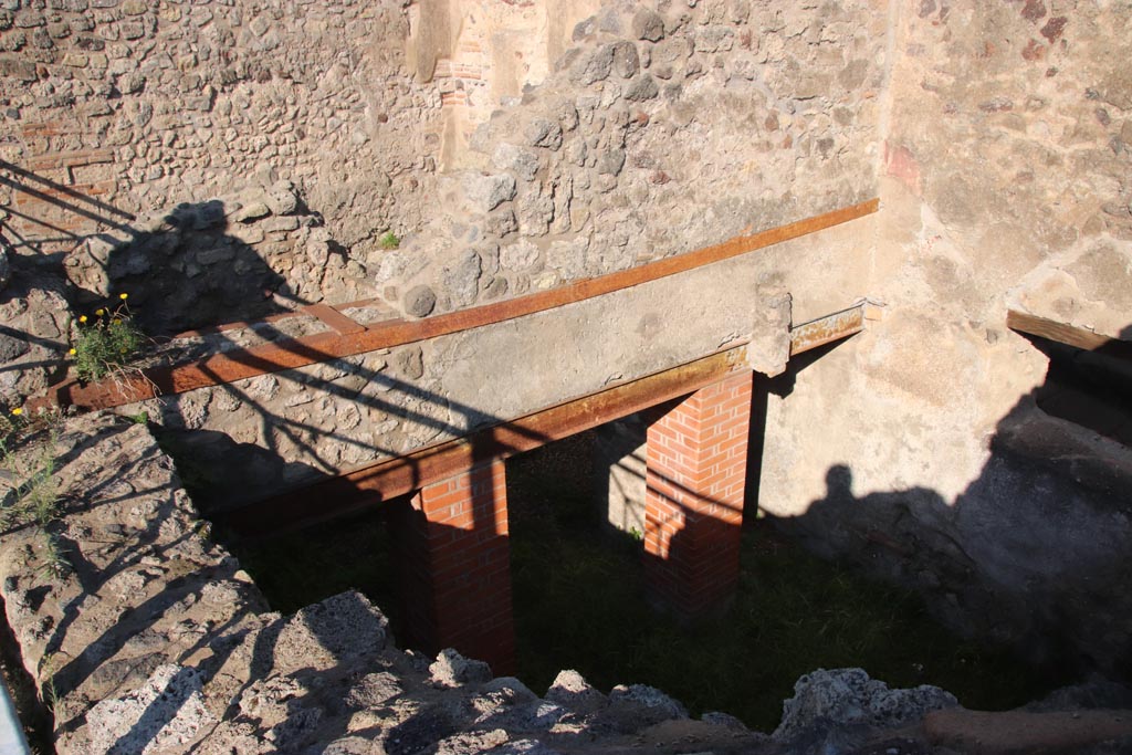 VIII.6.9 Pompeii. October 2022.
Modern reconstruction of wall/beam supporting the dividing wall between rooms “s” and “t” on the ground floor level.
Photo courtesy of Klaus Heese.