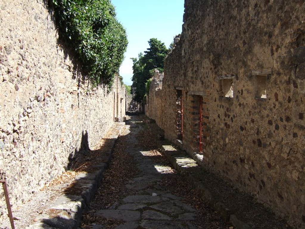 VIII.5 Pompeii. September 2005. Vicolo delle Pareti Rosse, looking east. VIII.6.9.