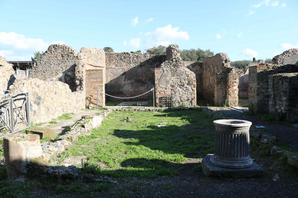 VIII.6.10, Pompeii. December 2018. Looking east from entrance into area of peristyle. Photo courtesy of Aude Durand.