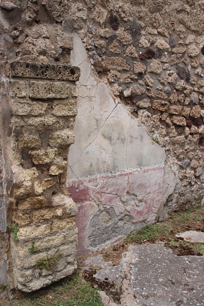 VIII.6.10 Pompeii. May 2024.
Room “i”, painted decoration on north wall at west end near doorway. Photo courtesy of Klaus Heese.